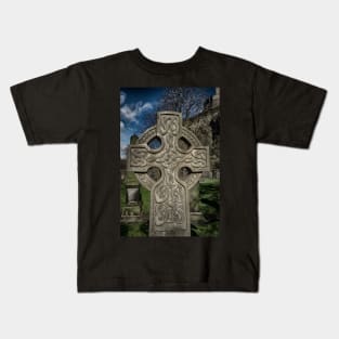 Cross in St Cuthbert's Churchyard, Edinburgh Kids T-Shirt